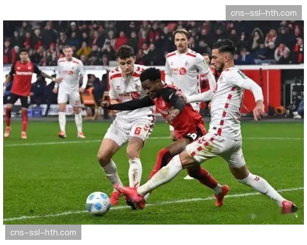 科隆2-2战平沃尔夫斯堡，双方在比赛末段均因体能下降导致防守体系松动。