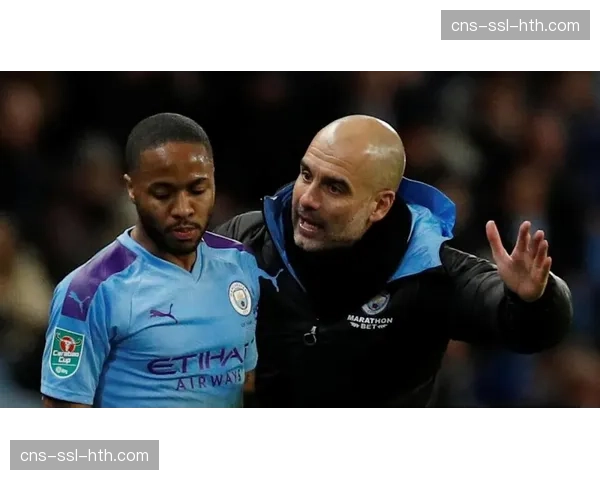 转播镜头捕捉：瓜迪奥拉场边向格拉利什指示，强调利用对手边后卫与中卫间的空隙